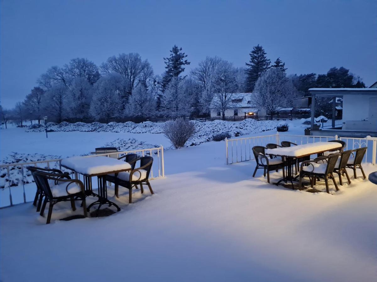 Hotel & Restaurant Haus Am See Locknitz Bagian luar foto